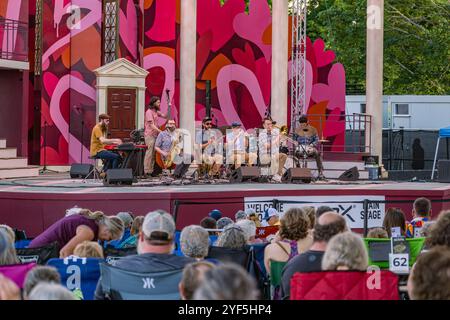 Portsmouth, New Hampshire, US-26 giugno 2024: I Substy po Boys si esibiscono in un concerto all'aperto al Prescott Park Arts Festival. Foto Stock