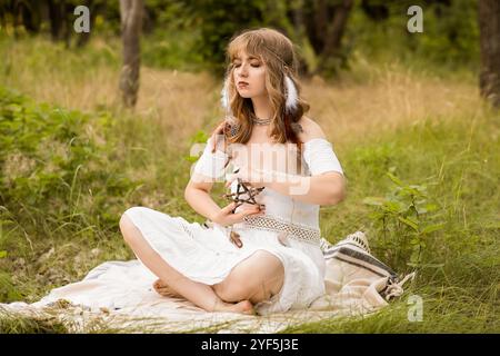 Ritratto di una giovane sciamana che meditava nella foresta Foto Stock