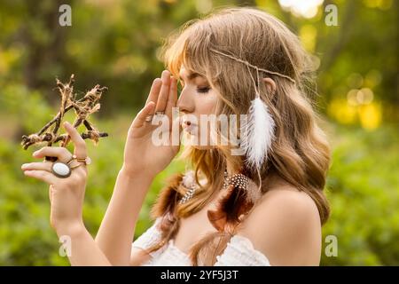 Ritratto di una giovane sciamana che meditava nella foresta Foto Stock