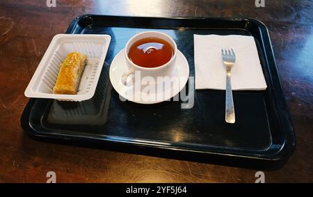 Tè nero azero servito con delizioso Baklava. Foto Stock