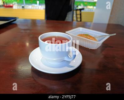 Tè nero azero servito con delizioso Baklava. Foto Stock