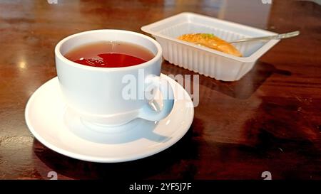 Tè nero azero servito con delizioso Baklava. Foto Stock