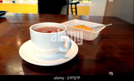 Tè nero azero servito con delizioso Baklava. Foto Stock