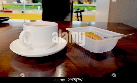 Tè nero azero servito con delizioso Baklava. Foto Stock