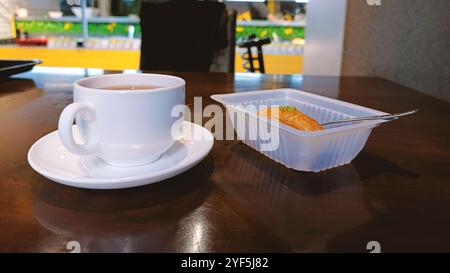 Tè nero azero servito con delizioso Baklava. Foto Stock