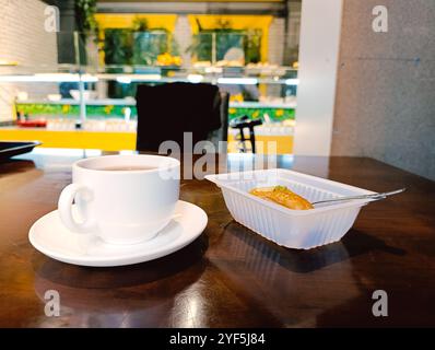 Tè nero azero servito con delizioso Baklava. Foto Stock