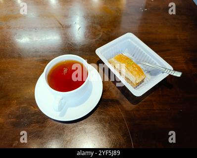 Tè nero azero servito con delizioso Baklava. Foto Stock