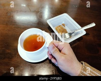 Tè nero azero servito con delizioso Baklava. Foto Stock