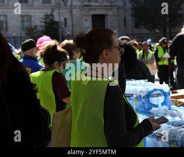 Washington, DC, USA. 2 novembre 2024. I volontari distribuiscono acqua all'inizio della marcia delle donne sulla capitale in Freedom Plaza, Washington, DC, il 2 novembre 2024. (Foto di Ethan Johnson/Sipa USA) credito: SIPA USA/Alamy Live News Foto Stock