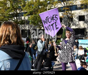 Washington, DC, USA. 2 novembre 2024. Un manifestante alla marcia delle donne con un cartello che proclamava "Witches Vote" a Freedom Plaza, Washington, DC il 2 novembre 2024. (Foto di Ethan Johnson/Sipa USA) credito: SIPA USA/Alamy Live News Foto Stock