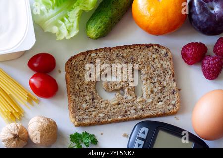 Fetta di pane integrale con ritaglio Symbol gi, glucometro e prodotti con basso indice glicemico, concetto creativo Foto Stock