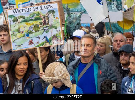 Londra, Regno Unito. 3 novembre 2024. L'ambientalista Chris Packham si unisce a centinaia di persone, attivisti e donne che marciano verso Whitehall chiedendo che il governo intraprenda azioni per migliorare le acque reflue rilasciate nei fiumi e nei laghi. Chiedono inoltre che le compagnie idriche, come Thames Water, siano ritenute responsabili e smettano di pagare enormi bonus ai loro capi. Crediti: Karl Black/Alamy Live News Foto Stock