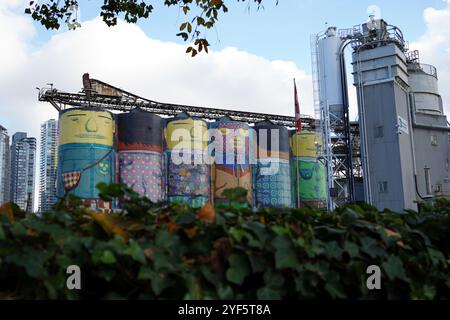 I coloratissimi e giganti silos in cemento di Granville Island a Vancouver, British Columbia, Canada. Foto Stock