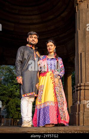 Una coppia indiana vestita con abiti tradizionali, Ahmadabad, Gujarat, India Foto Stock