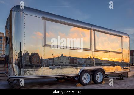 Riflesso del tramonto del porto di Nyhavn in un rimorchio camper metallico, Copenaghen, Danimarca Foto Stock