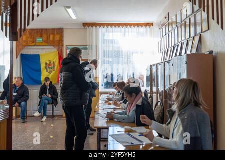 Chisinau, Republik Moldau 03. Novembre 2024: Zeitgeschehen Republik Moldau - 2024 Im Bild: Wahllokal für die Transnistrische Bevölkerung in Varnita bei der 2. Runde der Präsidentschaftswahlen in der Republik Moldau, Varnita Anenii noi *** Chisinau, Repubblica di Moldova 03 novembre 2024 eventi in corso Repubblica di Moldova 2024 nella foto Polling station per la popolazione transnistriana a Varnita nel secondo turno delle elezioni presidenziali nella Repubblica di Moldova, Varnita Anenii noi Copyright: XFotostandx/xNiewelerx Foto Stock