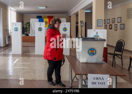 Chisinau, Republik Moldau 03. Novembre 2024: Zeitgeschehen Republik Moldau - 2024 Im Bild: Wahllokal für die lokale Bevölkerung in Varnita bei der 2. Runde der Präsidentschaftswahlen in der Republik Moldau, Varnita Anenii noi *** Chisinau, Repubblica di Moldova 03 novembre 2024 eventi in corso Repubblica di Moldova 2024 nella foto Polling station per la popolazione locale a Varnita nel secondo turno delle elezioni presidenziali nella Repubblica di Moldova, Varnita Anenii noi Copyright: XFotostandx/xNiewelerx Foto Stock