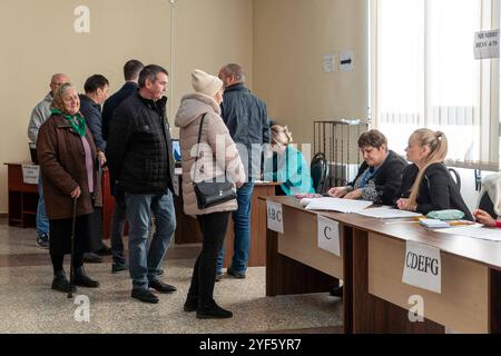 Chisinau, Republik Moldau 03. Novembre 2024: Zeitgeschehen Republik Moldau - 2024 Im Bild: Wahllokal für die lokale Bevölkerung in Varnita bei der 2. Runde der Präsidentschaftswahlen in der Republik Moldau, Varnita Anenii noi *** Chisinau, Repubblica di Moldova 03 novembre 2024 eventi in corso Repubblica di Moldova 2024 nella foto Polling station per la popolazione locale a Varnita nel secondo turno delle elezioni presidenziali nella Repubblica di Moldova, Varnita Anenii noi Copyright: XFotostandx/xNiewelerx Foto Stock