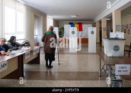 Chisinau, Republik Moldau 03. Novembre 2024: Zeitgeschehen Republik Moldau - 2024 Im Bild: Wahllokal für die lokale Bevölkerung in Varnita bei der 2. Runde der Präsidentschaftswahlen in der Republik Moldau, Varnita Anenii noi *** Chisinau, Repubblica di Moldova 03 novembre 2024 eventi in corso Repubblica di Moldova 2024 nella foto Polling station per la popolazione locale a Varnita nel secondo turno delle elezioni presidenziali nella Repubblica di Moldova, Varnita Anenii noi Copyright: XFotostandx/xNiewelerx Foto Stock