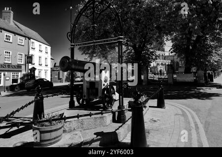 Il Sebastopol Cannon fuori dalla chiesa di St Swithuns, Retford Town, Nottinghamshire, Inghilterra, Regno Unito Foto Stock