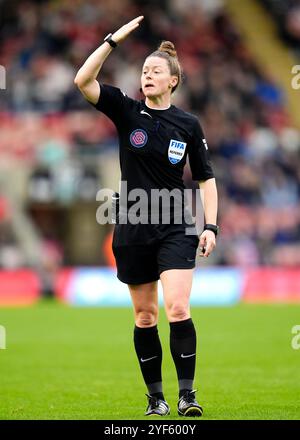 L'arbitro Kirsty Dowle durante la partita di Barclays Women's Super League al Leigh Sports Village di Manchester. Data foto: Domenica 3 novembre 2024. Foto Stock