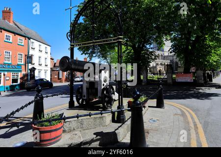 Il Sebastopol Cannon fuori dalla chiesa di St Swithuns, Retford Town, Nottinghamshire, Inghilterra, Regno Unito Foto Stock