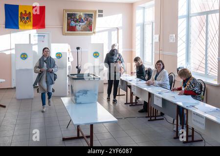 Chisinau, Republik Moldau 03. Novembre 2024: Zeitgeschehen Republik Moldau - 2024 Im Bild: Wahllokal in Chisinau bei der 2. Runde der Präsidentschaftswahlen in der Republik Moldau, Liceul Lucien Blaga Chisinau *** Chisinau, Repubblica di Moldova 03 novembre 2024 attualità Repubblica di Moldova 2024 nella foto Polling station a Chisinau al secondo turno delle elezioni presidenziali nella Repubblica di Moldova, Liceul Lucien Blaga Chisinau Copyright: XFotostandx/xNiewelerx Foto Stock