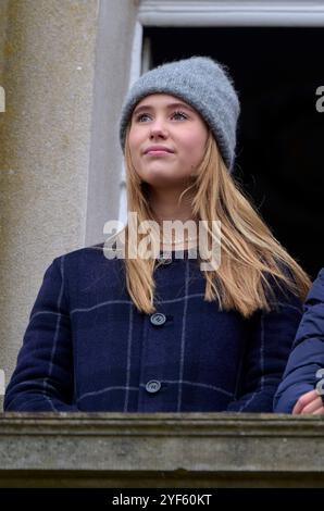 2024-11-03 COPENHAGEN DENMARKRoyal Danish Family Queen Mary e sua figlia la Principessa Giuseppina partecipano alla caccia di Hubertus a Dyrehaven a nord di Copenaghen. La caccia all'Hubertus è una continuazione delle vecchie battute di caccia al parrucchiere per cui Dyrehaven è stata originariamente costruita. La caccia è lunga 11 chilometri, con 32 ostacoli lungo il percorso e, con poche eccezioni, si svolge ogni anno dal 1900. In connessione con la caccia agli Hubertus, la Regina assegnerà il premio onorario di Maria per il vincitore della caccia. Le immagini mostrano: Principessa Giuseppina di Danimarca. FOTO: Stefan Lindblom/TT codice 20116 Foto Stock