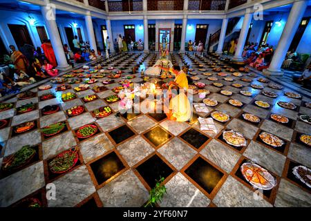 Kolkata, India. 2 novembre 2024. Il sacerdote indù esegue rituali in occasione del festival "Annakut" o "Govardhan Puja" presso il tempio di Naba Brindaban. Annakut o Govardhan Puja è un festival indù in cui i devoti preparano e offrono una grande varietà di cibo vegetariano al Signore Krishna come segno di gratitudine per averli salvati dalle inondazioni come da mitologia indù. (Immagine di credito: © Avishek Das/SOPA Images via ZUMA Press Wire) SOLO PER USO EDITORIALE! Non per USO commerciale! Foto Stock