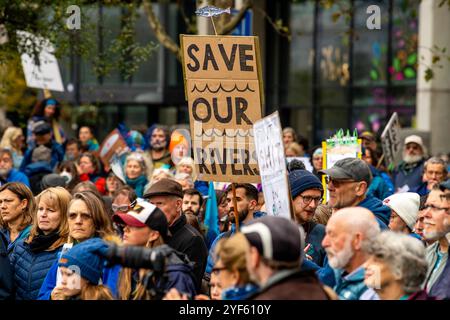 Gli attivisti ambientali partecipano a una marcia per l'acqua pulita che si terrà a Londra il 3 novembre 2024. Foto Stock