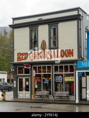 Skagway, Alaska, USA - 23 settembre 2024: Esterno del Red Onion Saloon nella città di Skagway, Alaska, nella corsa all'oro di Klondike. Foto Stock