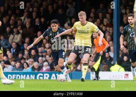 Zach Mitchell di Charlton gioca nel Southend Utd contro il Charlton Athletic fa Cup al primo turno al Roots Hall, Southend on Sea, Essex, Regno Unito Foto Stock