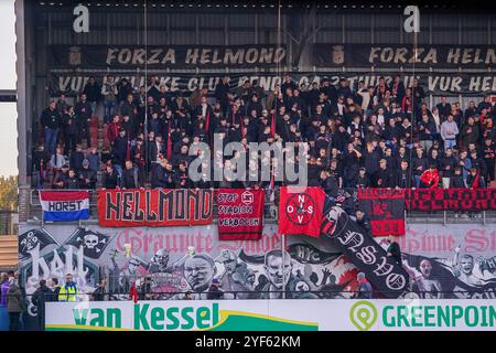 Helmond, Paesi Bassi. 3 novembre 2024. HELMOND, PAESI BASSI - 3 NOVEMBRE: Tifosi e tifosi dell'Helmond Sport con striscioni durante una partita olandese di Keuken Kampioen Divisie tra Helmond Sport ed Excelsior Rotterdam al GS Staalwerken Stadion il 3 novembre 2024 ad Helmond, Paesi Bassi. (Foto di Andre Weening/Orange Pictures) credito: Orange Pics BV/Alamy Live News Foto Stock