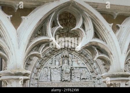 Olite, Spagna, 26 agosto 2023: Intricate incisioni gotiche in pietra nella chiesa di Santa Maria la Real Foto Stock