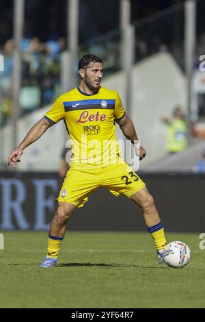 Il difensore bosniaco dell'Atalanta Sead Kolasinac controlla la palla durante la partita di serie A tra il Napoli e l'Atalanta BC allo stadio Diego Armando Maradona di Napoli, 3 novembre 2024. Foto Stock