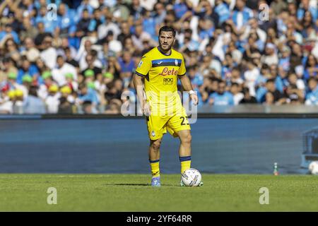 Il difensore bosniaco dell'Atalanta Sead Kolasinac controlla la palla durante la partita di serie A tra il Napoli e l'Atalanta BC allo stadio Diego Armando Maradona di Napoli, 3 novembre 2024. Foto Stock