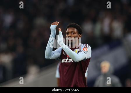 LONDRA, Regno Unito - 3 novembre 2024: Moussa Diaby dell'Aston Villa applaude i tifosi dopo la partita di Premier League tra il Tottenham Hotspur FC Aston Villa FC al Tottenham Hotspur Stadium (credito: Craig Mercer/ Alamy Live News) Foto Stock