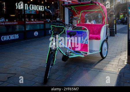 Il London Pedicab attende i turisti nel West End di Londra. London Pedalo Cabs. London Rickshaw Cabs. Risciò a pedali a Londra Foto Stock