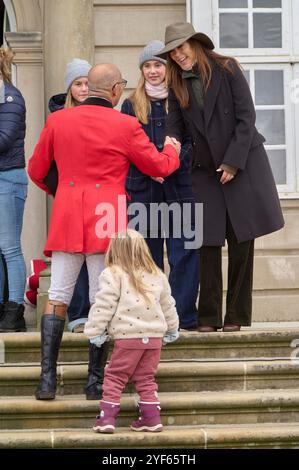 2024-11-03 COPENHAGEN DENMARKRoyal Danish Family Queen Mary e sua figlia la Principessa Giuseppina partecipano alla caccia di Hubertus a Dyrehaven a nord di Copenaghen. La caccia all'Hubertus è una continuazione delle vecchie battute di caccia al parrucchiere per cui Dyrehaven è stata originariamente costruita. La caccia è lunga 11 chilometri, con 32 ostacoli lungo il percorso e, con poche eccezioni, si svolge ogni anno dal 1900. In connessione con la caccia agli Hubertus, la Regina assegnerà il premio onorario di Maria per il vincitore della caccia. Le immagini mostrano: La regina Maria di Danimarca e sua figlia la principessa Giuseppina. FOTO: Stefan Lindblom/TT co Foto Stock