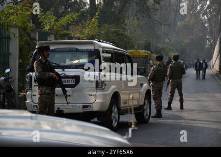 Srinagar, India. 3 novembre 2024. Un ufficiale della sicurezza è in guardia e mantiene la vigilanza sul luogo in cui una granata è stata presumibilmente lanciata da sospetti militanti al mercato domenicale di Srinagar, Kashmir, India, il 3 novembre 2024, secondo i funzionari. Almeno una dozzina di persone sono rimaste ferite in questo attacco di granate. (Foto di Danish Showkat/Sipa USA) credito: SIPA USA/Alamy Live News Foto Stock