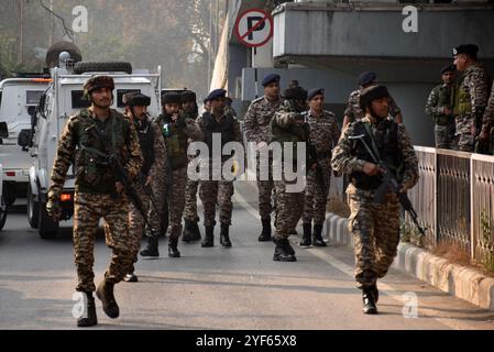 Srinagar, India. 3 novembre 2024. Un ufficiale della sicurezza è in guardia e mantiene la vigilanza sul luogo in cui una granata è stata presumibilmente lanciata da sospetti militanti al mercato domenicale di Srinagar, Kashmir, India, il 3 novembre 2024, secondo i funzionari. Almeno una dozzina di persone sono rimaste ferite in questo attacco di granate. (Foto di Danish Showkat/Sipa USA) credito: SIPA USA/Alamy Live News Foto Stock