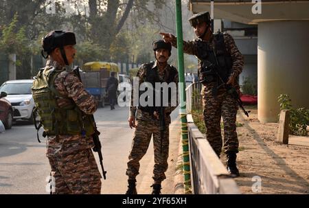 Srinagar, India. 3 novembre 2024. Un ufficiale della sicurezza è in guardia e mantiene la vigilanza sul luogo in cui una granata è stata presumibilmente lanciata da sospetti militanti al mercato domenicale di Srinagar, Kashmir, India, il 3 novembre 2024, secondo i funzionari. Almeno una dozzina di persone sono rimaste ferite in questo attacco di granate. (Foto di Danish Showkat/Sipa USA) credito: SIPA USA/Alamy Live News Foto Stock