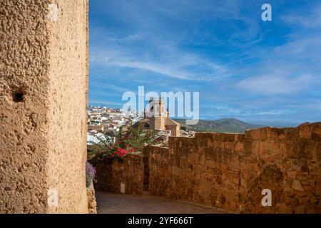 Vista della chiesa di San Mateo da un vicolo del castello di Baños de la Encina, Jaen, Andalusia, Spagna Foto Stock