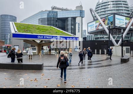 La stazione di Old Street è stata ristrutturata sulla rotatoria di Old Street, chiamata anche Silicon Roundabout, il cuore della scena Tech e Fintech di Londra. Foto Stock