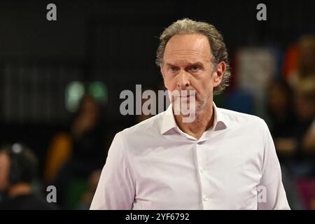 Lorenzo Bernardi allenatore (Igor Novara) durante il Bisonte Firenze vs Igor Gorgonzola Novara, partita femminile di pallavolo italiano di serie A1 a Firenze, Italia, 3 novembre 2024 Foto Stock