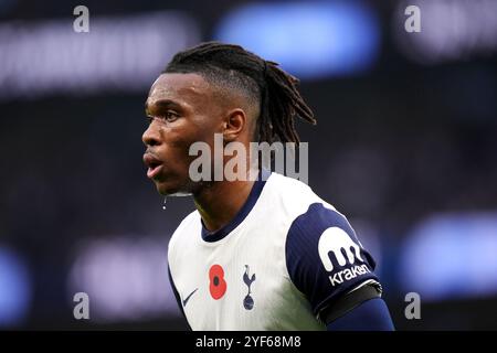 Destiny Udogie del Tottenham Hotspur durante la partita di Premier League al Tottenham Hotspur Stadium di Londra. Data foto: Domenica 3 novembre 2024. Foto Stock