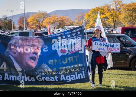 Salem, Virginia, Stati Uniti. 2 novembre 2024. I sostenitori di Donald Trump si sono riuniti a Salem, Virginia, il 2 novembre 2024, per un raduno in cui hanno applaudito e guardato i discorsi su un grande schermo fuori dalla sede. Le linee iniziarono a formarsi già alle 4 del mattino, con molte che aspettavano fino a dieci ore senza essere in grado di entrare a causa della dimensione della folla. Anche se i partecipanti hanno mostrato un sostegno entusiasta per Trump, il tono dell'evento è stato caratterizzato da indignazione e risentimento, con oratori che hanno trasmesso messaggi arrabbiati che hanno risuonato con l'umore della folla, un mix di rabbia, lamentele e malcontento. Credito: Diego Montoya Foto Stock