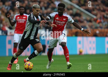 Bruno Guimaraes del Newcastle United combatte contro Bukayo Saka dell'Arsenal durante la partita di Premier League tra Newcastle United e Arsenal al al St. James's Park di Newcastle, sabato 2 novembre 2024. (Foto: Mark Fletcher | mi News) crediti: MI News & Sport /Alamy Live News Foto Stock