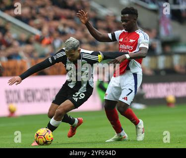 Bruno Guimaraes del Newcastle United combatte contro Bukayo Saka dell'Arsenal durante la partita di Premier League tra Newcastle United e Arsenal al al St. James's Park di Newcastle, sabato 2 novembre 2024. (Foto: Mark Fletcher | mi News) crediti: MI News & Sport /Alamy Live News Foto Stock