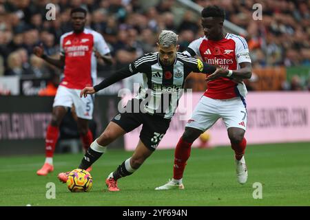 Bruno Guimaraes del Newcastle United combatte contro Bukayo Saka dell'Arsenal durante la partita di Premier League tra Newcastle United e Arsenal al al St. James's Park di Newcastle, sabato 2 novembre 2024. (Foto: Mark Fletcher | mi News) crediti: MI News & Sport /Alamy Live News Foto Stock